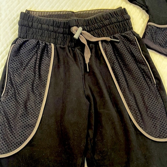 GYMSHARK Two-Piece Cropped Set - Picture 5 of 8